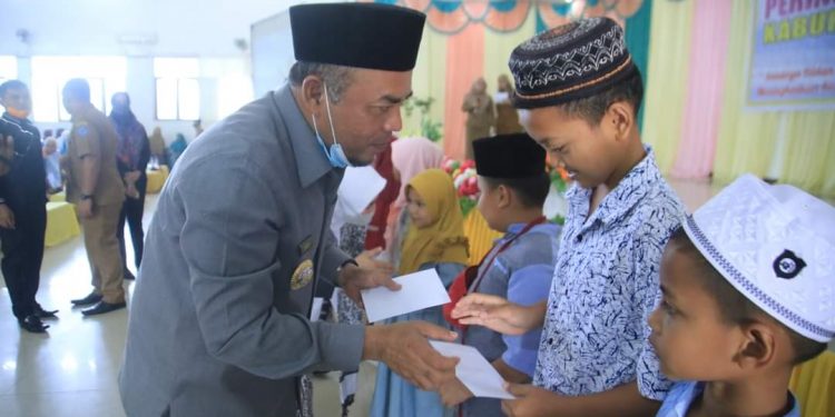 Bupati Labuhanbatu, H Andi Suhaimi Dalimunthe ST MT saat memberikan santunan kepada anak yatim.