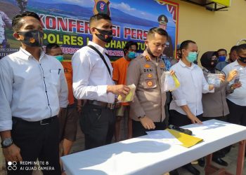 Kapolres Labuhanbatu AKBP Deni Kurniawan bersama Kasat Narkoba AKP Martualesi Sitepu saat memberikan keterangan kepada sejumlah wartawan.