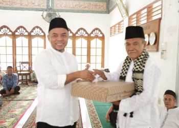 Bupati Labuhanbatu H Andi Suhaimi Dalimunthe (kiri).