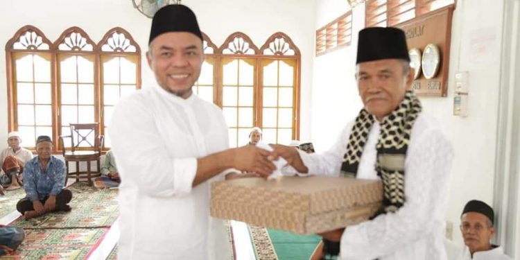 Bupati Labuhanbatu H Andi Suhaimi Dalimunthe (kiri).