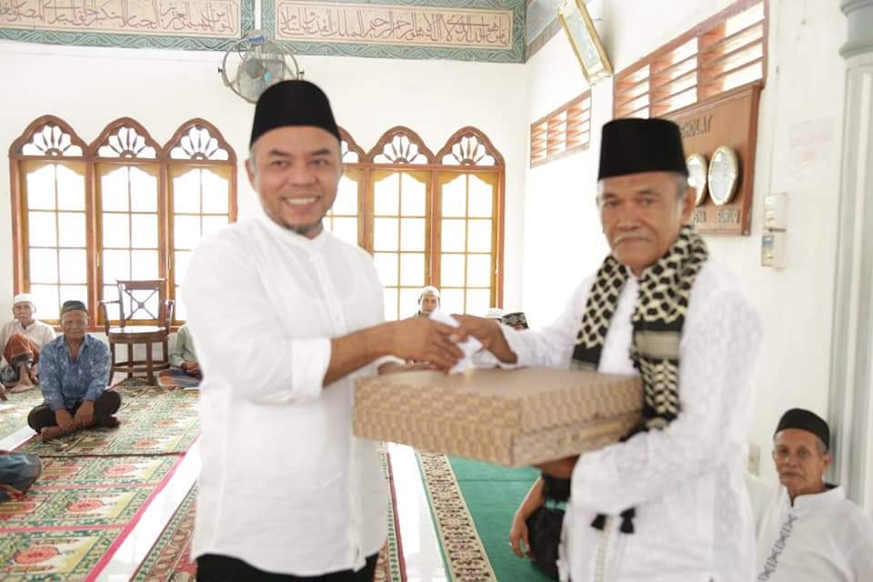 Bupati Labuhanbatu H Andi Suhaimi Dalimunthe (kiri).