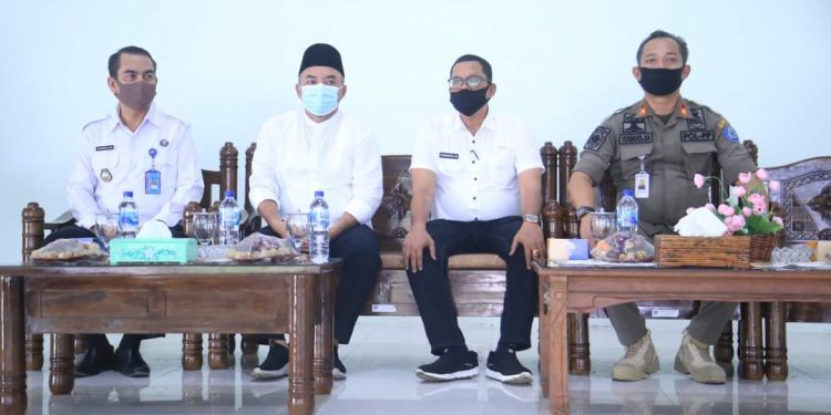 Bupati Labuhanbatu H Andi Suhaimi Dalimunthe (dua kiri).