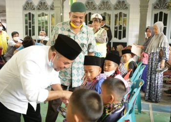 Bupati Labuhanbatu H Andi Suhaimi Dalimunthe ST MT saat menyantuni anak-anak yatim di daerah Panai Hulu.