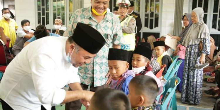 Bupati Labuhanbatu H Andi Suhaimi Dalimunthe ST MT saat menyantuni anak-anak yatim di daerah Panai Hulu.