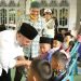 Bupati Labuhanbatu H Andi Suhaimi Dalimunthe ST MT saat menyantuni anak-anak yatim di daerah Panai Hulu.