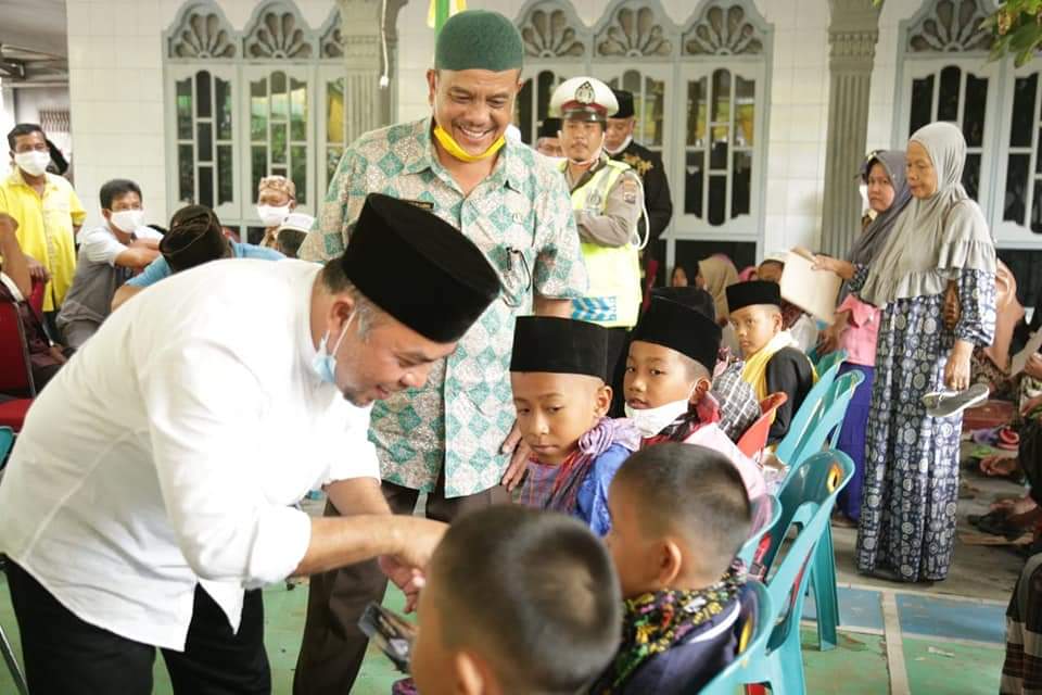 Bupati Labuhanbatu H Andi Suhaimi Dalimunthe ST MT saat menyantuni anak-anak yatim di daerah Panai Hulu.