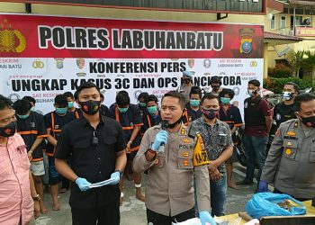 Kapolres Labuhanbatu AKBP Deni Kurniawan SIK MH saat konfrensi pers di Mapolres Labuhanbatu.