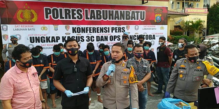 Kapolres Labuhanbatu AKBP Deni Kurniawan SIK MH saat konfrensi pers di Mapolres Labuhanbatu.