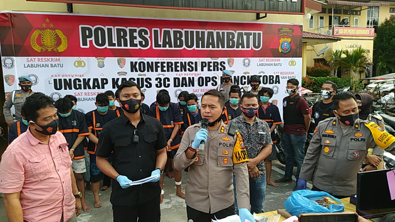 Kapolres Labuhanbatu AKBP Deni Kurniawan SIK MH saat konfrensi pers di Mapolres Labuhanbatu.