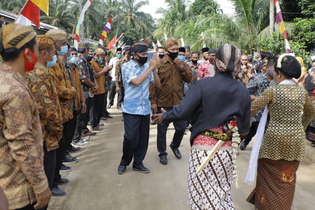 Bupati Asahan H Surya BSc saat menghadiri acara suroan di Bandar Pulau