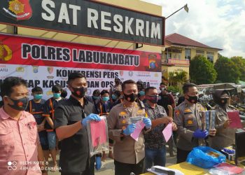 Kapolres Labuhanbatu AKBP Deni Kurniawan saat menggelar konferensi pers di Halaman Mapolres setempat.