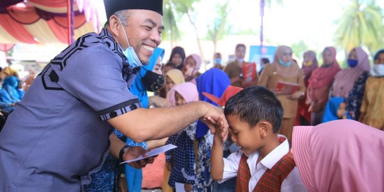 Bupati Labuhanbatu H Andi Suhaimi Dalimunthe ST MT (kiri).