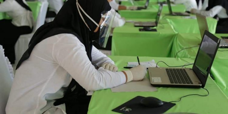 Peserta seleksi kompetensi bidang CPNS Kabupaten Labuhan formasi 2019 sedang mengikuti ujian.