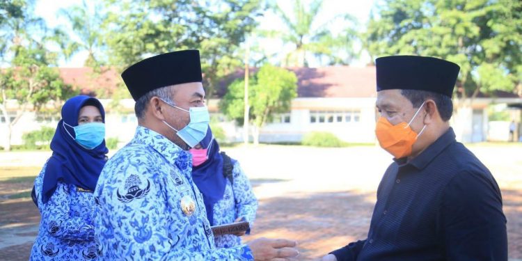 Bupati Labuhanbatu H Andi Suhaimi Dalimunthe ST MT (kiri).