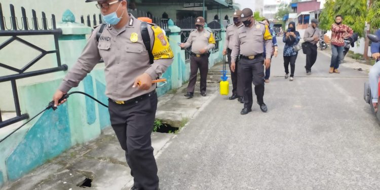 Suasana penyemprotan desinfektan oleh Polsek Tanjungbalai Selatan, Polres Tanjungbalai.