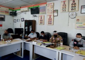 Ketua KPU Labura Heriamsyah Simanjuntak didampingi komisioner menyampaikan data DPS