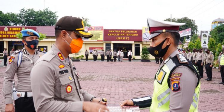 Bripka Rudi Hermanto SH menerima penghargaan dari Kapolres Tanjungbalai, AKBP Putu Yudha Prawira.