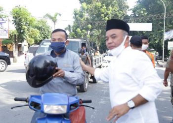 Bupati Labuhanbatu Bagikan Ribuan Masker Kepada Warga