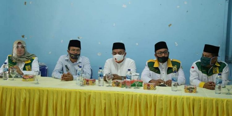 Bupati Labuhanbatu H Andi Suhaimi Dalimunthe ST MT (masker putih).