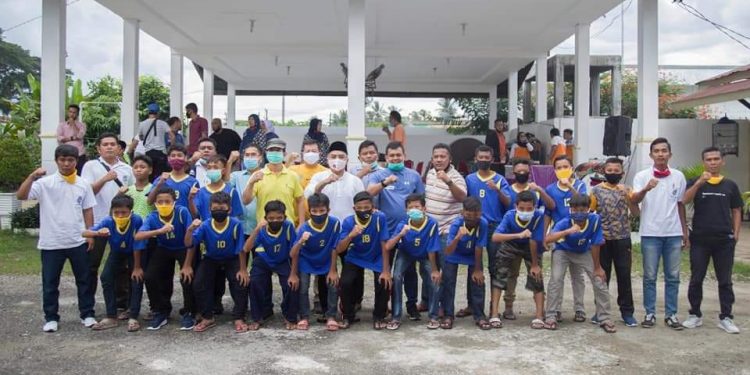 Bupati Labuhanbatu saat berfoto bersama dengan Tim SSB U-13.