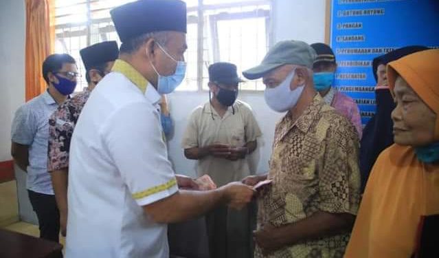 Bupati Labuhanbatu H Andi Suhaimi Dalimunthe saat menyalurkan BLT-DD kepada warga.