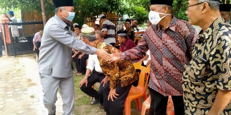 Bupati Labuhanbatu H Andi Suhaimi Dalimunthe saat melayat ke Rumah duka.