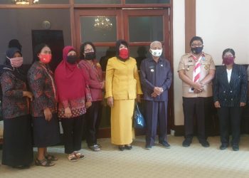 Kru taslabnews.com saat mendampingi para guru ASN di Asahan yamg mengadu ke Bupati Asahan H Surya BSc