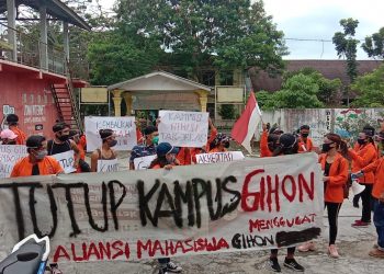 Aksi Damai Puluhan Mahasiswa Politeknik Gihon Tuntut Kampus Mereka Ditutup
