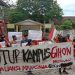Aksi Damai Puluhan Mahasiswa Politeknik Gihon Tuntut Kampus Mereka Ditutup