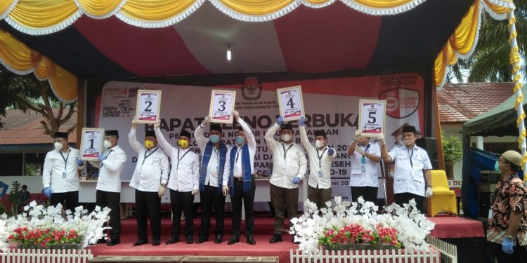 Teks/Foto: Paslon Bupati dan Wakil Bupati Labura memperlihatkan nomor urut peserta pilkada 2020.
Teks Foto: Richard Silaban