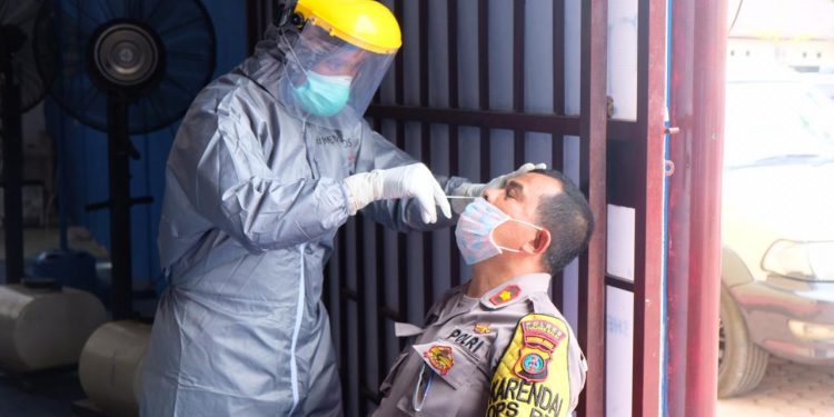 Suasana Swab Test di GOR Wira Satya Polres Tanjungbalai, Kamis (24/9) sekitar pukul 11.00 WIB.