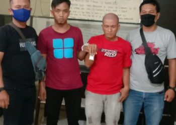 (Ignatius Siagian/taslabnews) Kedua tersangka berikut dengan barang buktinya saat diamankan di Polres Tanjungbalai