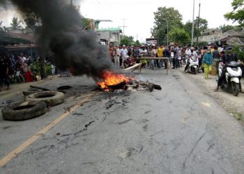 Tersangka Pelaku Penembakan Personel Polisi Meninggal. Warga Blokir Jalinsum Gunting Saga