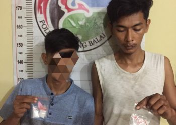 (Ignatius Siagian/taslabnews) Kedua tersangka yakni David dan Edo berikut barang buktinya saat diamankan di Polres Tanjungbalai.