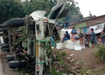 Truk yang terbalik tang mentebabkan warga Kabuaten Asahan meninggal.