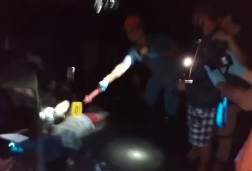 Petugas mengevakuasi jenazah korban.
