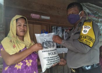 Polres Tanjungbalai Berbagi Kasih Jumat Barokah Kepada Warga Terdampak Covid-19