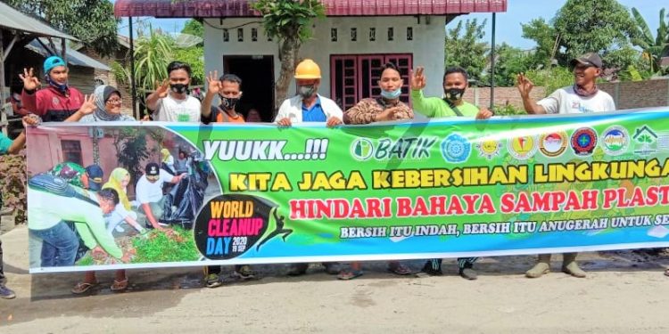 Komunitas Pencinta Lingkungan Kota Tanjungbalai usai kegiatan gotong royong.
