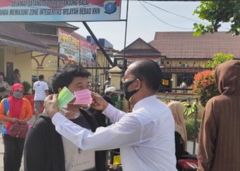 Peduli Kesehatan Warga, Sat Reskrim Polres Tanjungbalai Kembali Bagikan Masker Gratis