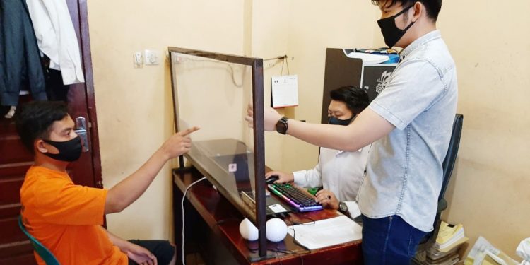 Tersangka DSR saat diamankan di Mapolres Labuhanbatu.