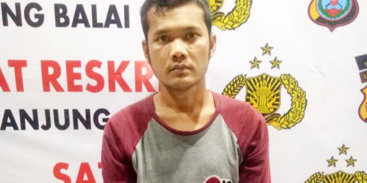 Tersangka Ahmad Rivai Saragih alias Sipai saat diamankan di Polres Tanjungbalai.
foto/teks: ignatius siagian