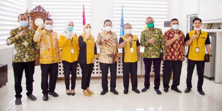 Pjs Bupati Labuhanbatu, Drs H Mhd Fitryus SH MSP berfoto bersama pihak Pegadaian Rantauprapat.