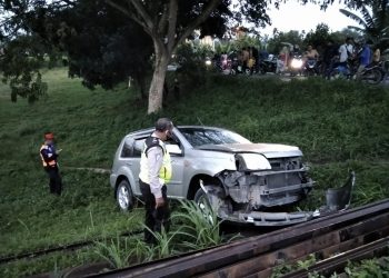 Pengemudi Mobil CRV Nyaris Tewas Ditabrak Kereta Api