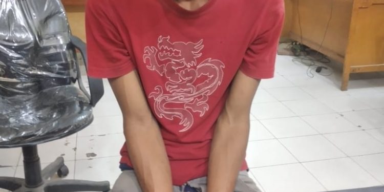 (Ignatius Siagian/taslabnews) Tersangka Zulheri Sirait alias Heri alias Hendra (34) berikut dengan barang buktinya saat diamankan di Polres Tanjungbalai.