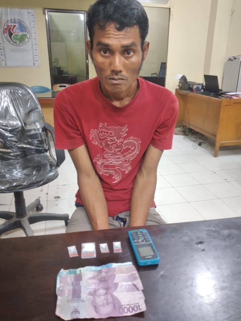 (Ignatius Siagian/taslabnews) Tersangka Zulheri Sirait alias Heri alias Hendra (34) berikut dengan barang buktinya saat diamankan di Polres Tanjungbalai.