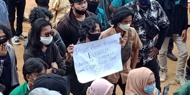 Salah satu poster yang dibawa Aliansi Mahasiswa dan Masyarakat Labura ke kantor DPRD Labura, saat aksi pernyataan sikap Omnibus Law UU Cipta Kerja.
foto/teks: richard silaban