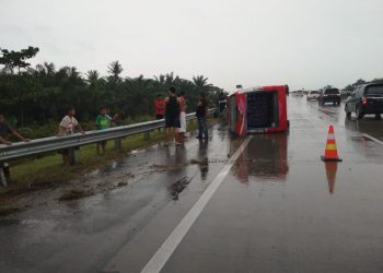Tabrak Pagar Pembatas Jalan, Bus Almasar yang Dikemudikan Warga Asahan Terguling