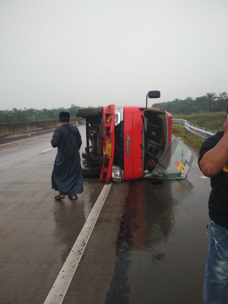 Tabrak Pagar Pembatas Jalan, Bus Almasar yang Dikemudikan Warga Asahan Terguling