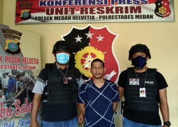Tersangka saat diamankan polisi