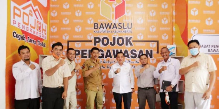 SH MSP saat berada di Kantor Bawaslu Labuhanbatu.